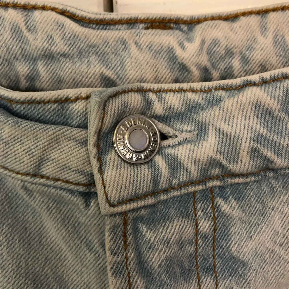 &Denim Light Wash Button Fly High Rise Distressed Crop Jeans Size 6